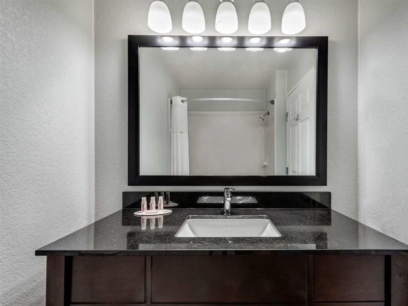 Days Inn & Suites By Wyndham Dallas Exteriör bild
