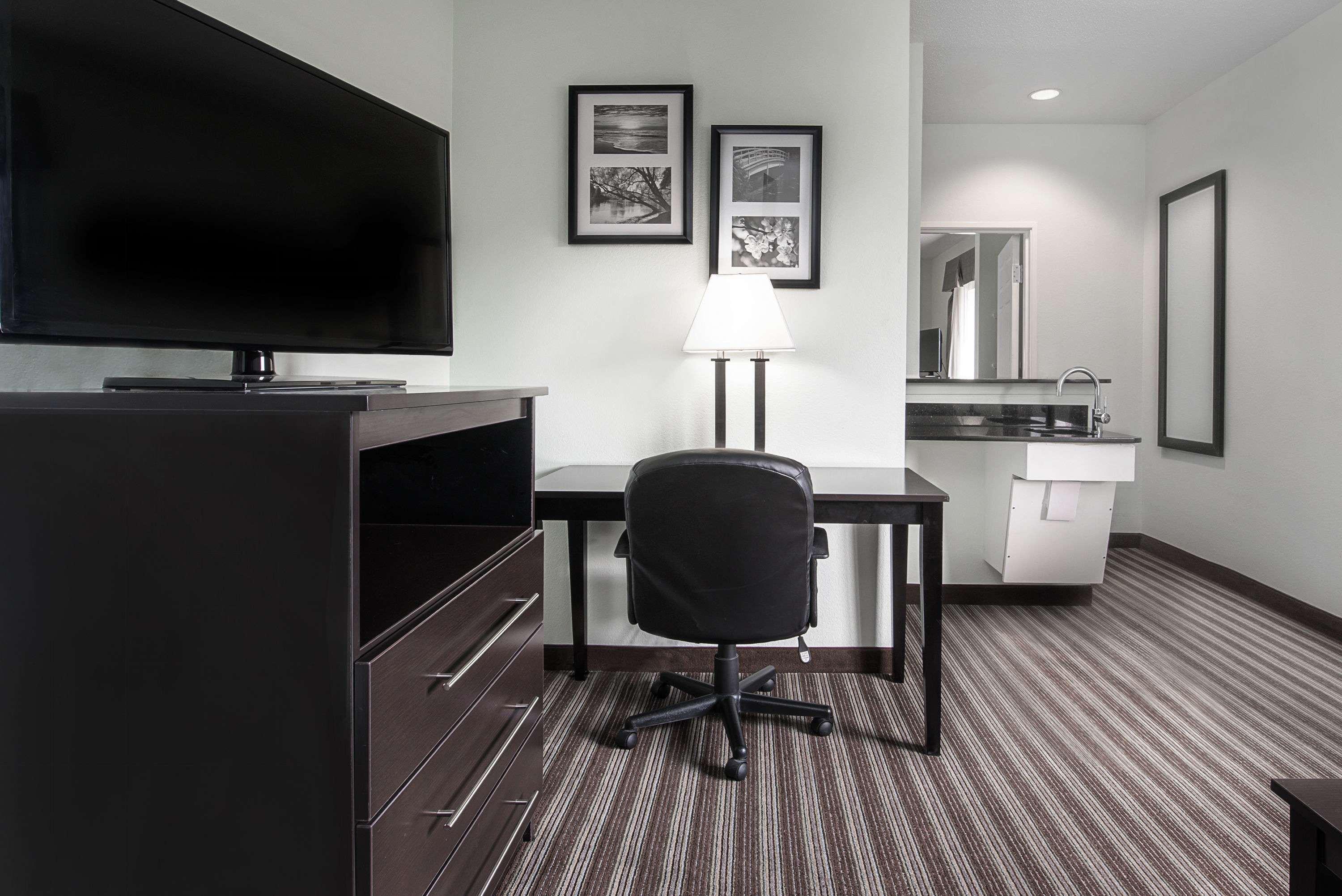Days Inn & Suites By Wyndham Dallas Exteriör bild