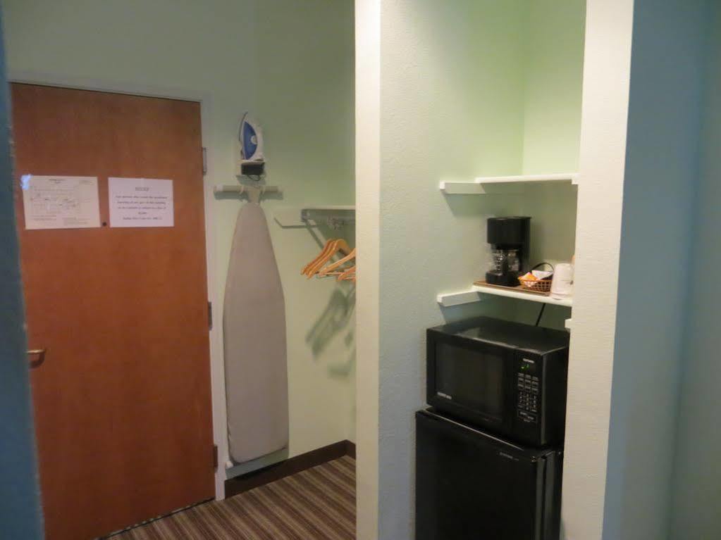 Days Inn & Suites By Wyndham Dallas Exteriör bild